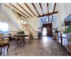 Casa chaflán, totalmente esquinera muy luminosa y con buena orientación con una