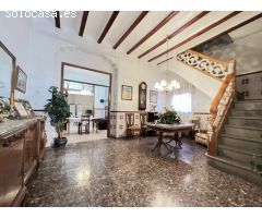 Casa chaflán, totalmente esquinera muy luminosa y con buena orientación con una