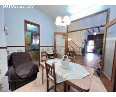 Casa chaflán, totalmente esquinera muy luminosa y con buena orientación con una