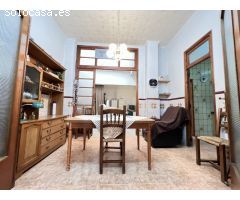 Casa chaflán, totalmente esquinera muy luminosa y con buena orientación con una