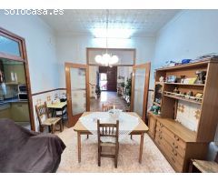 Casa chaflán, totalmente esquinera muy luminosa y con buena orientación con una