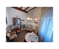 Casa chaflán, totalmente esquinera muy luminosa y con buena orientación con una