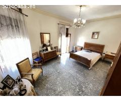 Casa chaflán, totalmente esquinera muy luminosa y con buena orientación con una