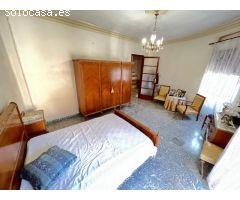 Casa chaflán, totalmente esquinera muy luminosa y con buena orientación con una