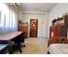 Casa chaflán, totalmente esquinera muy luminosa y con buena orientación con una