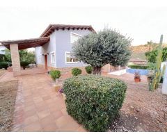 Excelente y exclusivo chalet seminuevo en la urbanización Santa Marina en la
