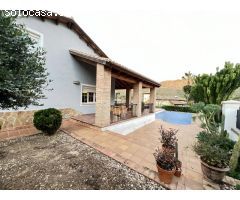 Excelente y exclusivo chalet seminuevo en la urbanización Santa Marina en la