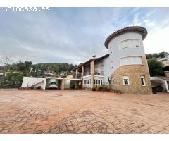 Excelente y exclusivo chalet seminuevo en la urbanización Santa Marina en la