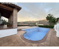 Excelente y exclusivo chalet seminuevo en la urbanización Santa Marina en la