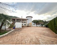 Excelente y exclusivo chalet seminuevo en la urbanización Santa Marina en la