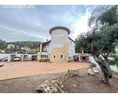 Excelente y exclusivo chalet seminuevo en la urbanización Santa Marina en la