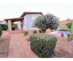 Excelente y exclusivo chalet seminuevo en la urbanización Santa Marina en la