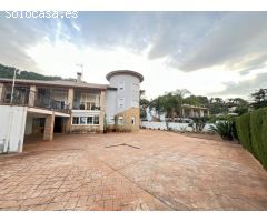 Excelente y exclusivo chalet seminuevo en la urbanización Santa Marina en la