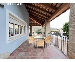 Excelente y exclusivo chalet seminuevo en la urbanización Santa Marina en la