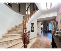 Excelente y exclusivo chalet seminuevo en la urbanización Santa Marina en la