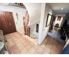 Excelente y exclusivo chalet seminuevo en la urbanización Santa Marina en la