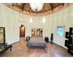 Excelente y exclusivo chalet seminuevo en la urbanización Santa Marina en la