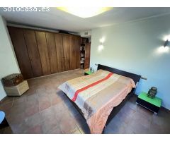 Excelente y exclusivo chalet seminuevo en la urbanización Santa Marina en la