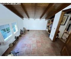 Excelente y exclusivo chalet seminuevo en la urbanización Santa Marina en la