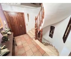 Excelente y exclusivo chalet seminuevo en la urbanización Santa Marina en la