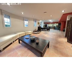 Excelente y exclusivo chalet seminuevo en la urbanización Santa Marina en la