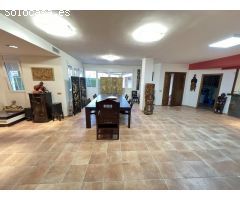 Excelente y exclusivo chalet seminuevo en la urbanización Santa Marina en la