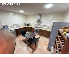 Excelente y exclusivo chalet seminuevo en la urbanización Santa Marina en la