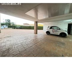Excelente y exclusivo chalet seminuevo en la urbanización Santa Marina en la