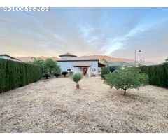 Excelente y exclusivo chalet seminuevo en la urbanización Santa Marina en la