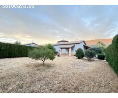 Excelente y exclusivo chalet seminuevo en la urbanización Santa Marina en la