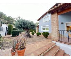 Excelente y exclusivo chalet seminuevo en la urbanización Santa Marina en la