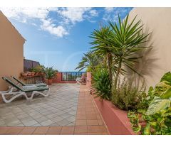 Apartamento ático en venta situado en el centro de El Duque a solo 400m del mar,
