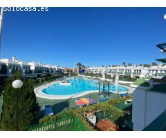 Bungalow de esquina con amplia terraza soleada y vista a la piscina en Campo