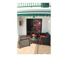 Bungalow de esquina con amplia terraza soleada y vista a la piscina en Campo