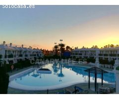 Bungalow de esquina con amplia terraza soleada y vista a la piscina en Campo