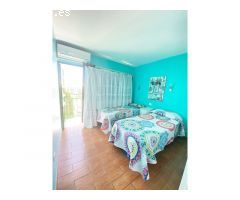 Bungalow de esquina con amplia terraza soleada y vista a la piscina en Campo
