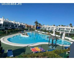 Bungalow de esquina con amplia terraza soleada y vista a la piscina en Campo
