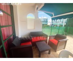 Bungalow de esquina con amplia terraza soleada y vista a la piscina en Campo