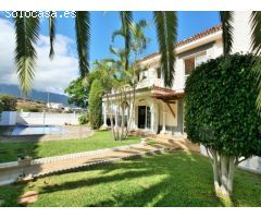 Gran chalet en tranquila zona residencial con vistas al Teide y al mar.