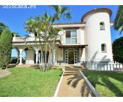Gran chalet en tranquila zona residencial con vistas al Teide y al mar.