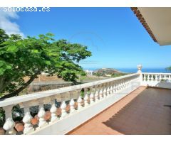 Gran chalet en tranquila zona residencial con vistas al Teide y al mar.