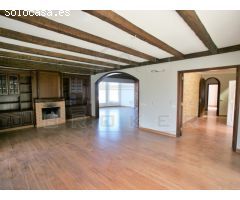 Gran chalet en tranquila zona residencial con vistas al Teide y al mar.