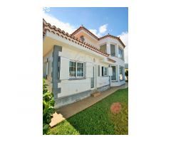 Gran chalet en tranquila zona residencial con vistas al Teide y al mar.