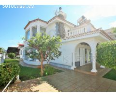 Gran chalet en tranquila zona residencial con vistas al Teide y al mar.