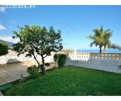 Gran chalet en tranquila zona residencial con vistas al Teide y al mar.