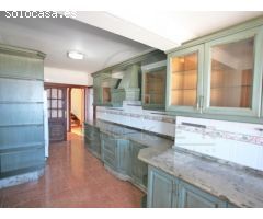 Gran chalet en tranquila zona residencial con vistas al Teide y al mar.