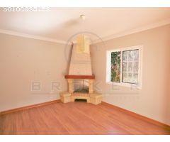 Gran chalet en tranquila zona residencial con vistas al Teide y al mar.