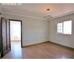 Gran chalet en tranquila zona residencial con vistas al Teide y al mar.