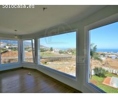 Gran chalet en tranquila zona residencial con vistas al Teide y al mar.