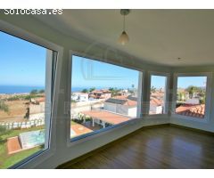Gran chalet en tranquila zona residencial con vistas al Teide y al mar.